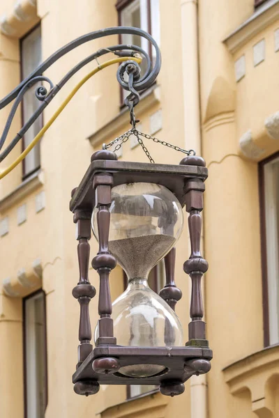 Riga, Letónia. velha ampulheta na rua Riga — Fotografia de Stock