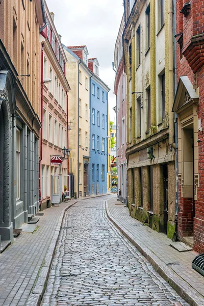 Riga, Letonia. Antiguas calles estrechas en Riga . —  Fotos de Stock