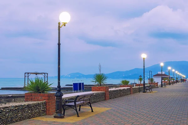 Embankment en el Mar Negro, por la noche al atardecer. Sochi. —  Fotos de Stock