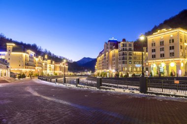 Sochi, Rusya-6 Aralık 2019: Rosa Khutor kayak merkezinin gece manzarası