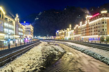 Sochi, Rusya-6 Aralık 2019: Rosa Khutor kayak merkezinin gece manzarası