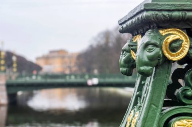 St. Petersburg, Rusya 'daki Mikhailovsky Kalesi' nin arka planındaki köprünün ayrıntıları