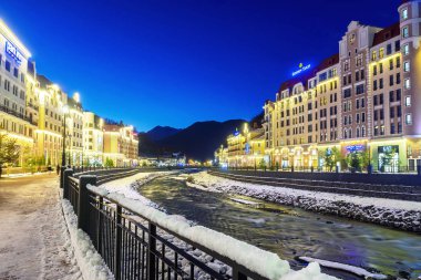 Sochi, Rusya-6 Aralık 2019: Rosa Khutor kayak merkezinin gece manzarası