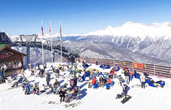 Sochi Rusia Diciembre 2019 Esquiadores Snowboarders Descansan Después Las Carreras Imagen de archivo