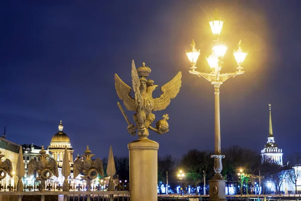 サンクトペテルブルクの宮殿広場のアレクサンダー柱のグリッド上の双頭ワシ — ストック写真