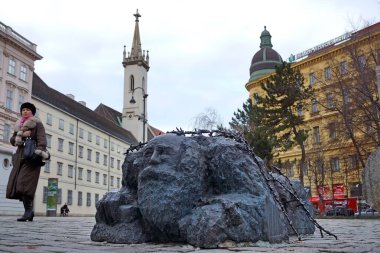 VIENNA, AUSTRIA - 2 Ocak 2014: Viyana 'da Helmut Zil Meydanı' nda savaş ve faşizm karşıtı anıtın bir parçası olarak bir Yahudi 'yi sokak yıkamak.