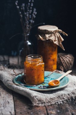 Cam kavanozda kayısı lavanta reçeli, seçici odak
