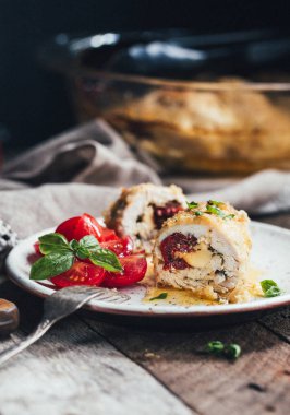 Kurutulmuş domates ve peynirli fırında tavuk, seçici odak