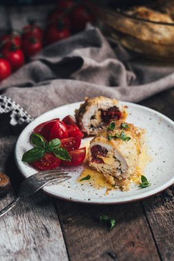 Kurutulmuş domates ve peynirli fırında tavuk, seçici odak