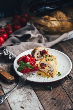 Kurutulmuş domates ve peynirli fırında tavuk, seçici odak