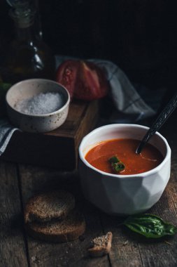 Domatesli krema çorbası ve beyaz kasede kırmızı biber.