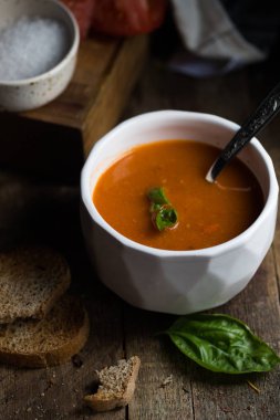 Domatesli krema çorbası ve beyaz kasede kırmızı biber.