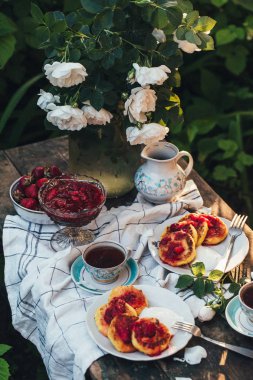 süzme peynirli gözlemeler, seçici odaklanma