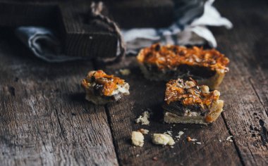 Mantarlı ve peynirli turta, seçici odaklanma