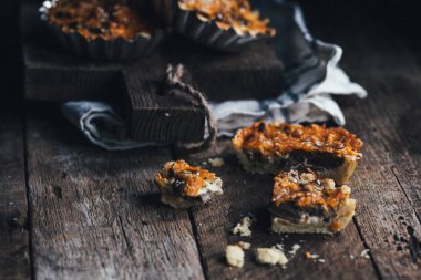 Mantarlı ve peynirli turta, seçici odaklanma