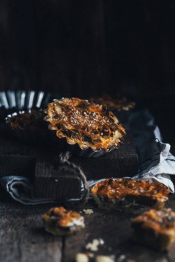 Mantarlı ve peynirli turta, seçici odaklanma