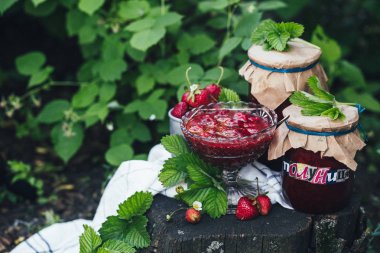 Cam kavanozda çilek reçeli, seçici odak