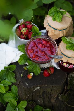 Cam kavanozda çilek reçeli, seçici odak