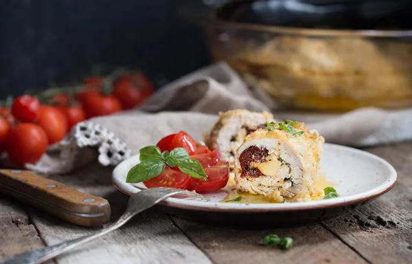 Gebakken Kip Met Zongedroogde Tomaten Kaas Selectieve Focus — Stockfoto