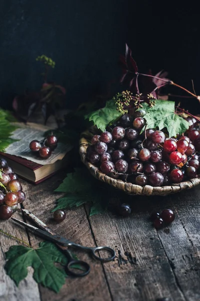 Hrozny Dřevěném Pozadí Selektivní Zaměření — Stock fotografie