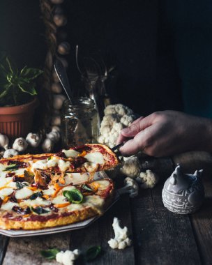 Karnabahar hamurlu pizza, seçici odaklanma
