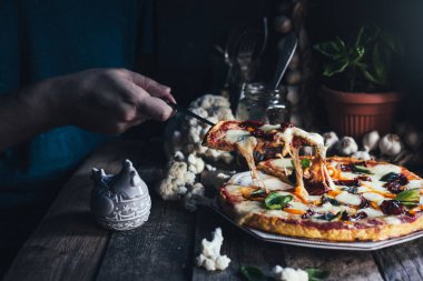 Karnabahar hamurlu pizza, seçici odaklanma