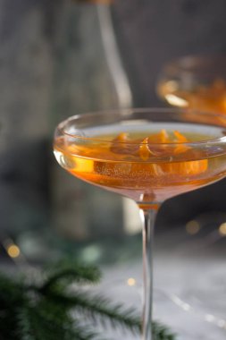 Şampanya ve mandalina şurubuyla kokteyl, seçici odak