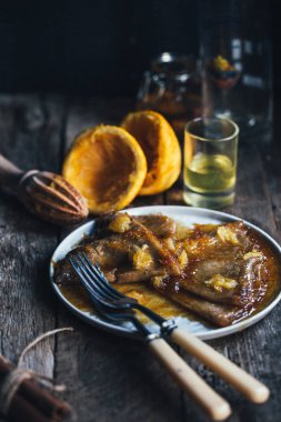 Vanilya soslu gözleme, seçici odaklanma.