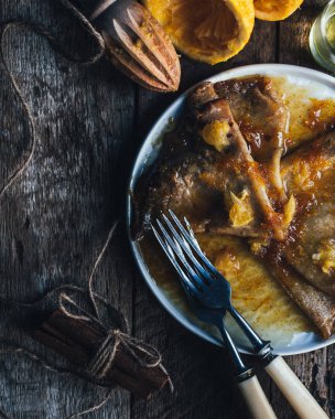 Vanilya soslu gözleme, seçici odaklanma.