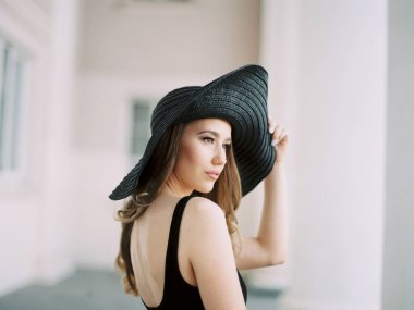     bir şapka ile yürüyen kadın