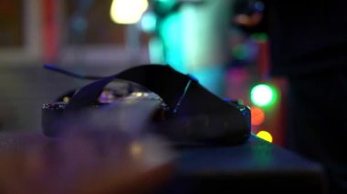 Yakın plan: elektro gitar, teller ve kahverengi tahta gövde, yan görüş, makro fotoğraf, yapay ışıklandırma