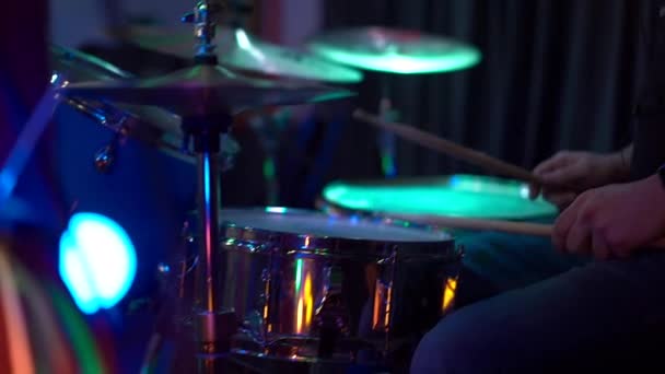 Een Mannelijke Drummer Zit Achter Een Drumstel Slaat Drumstokken Drums — Stockvideo