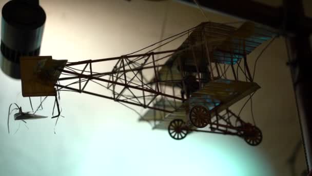Ein Hölzernes Modell Eines Alten Doppeldeckers Hängt Der Luft Einer — Stockvideo
