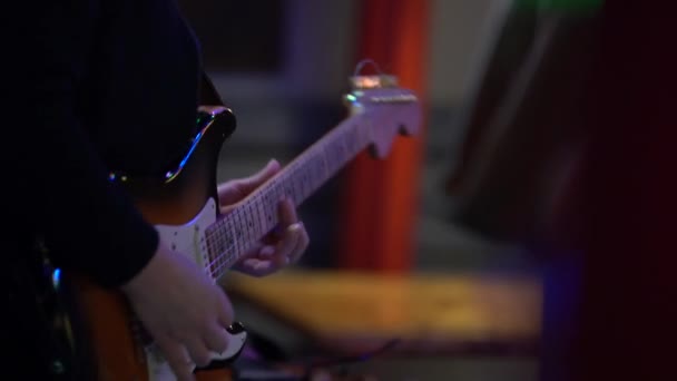 Hombre Toca Una Guitarra Una Mano Apretando Los Acordes Otra — Vídeo de stock