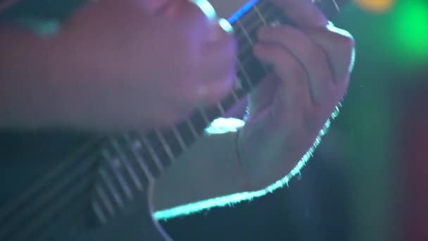 Les Mains Des Hommes Jouent Guitare Une Main Tient Les — Video