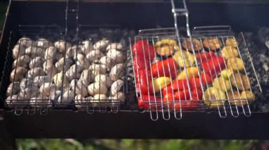 Izgarada mantar, biber, patlıcan ve kabak var. Piknik, ızgara.