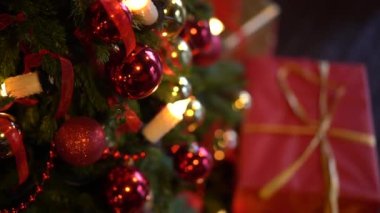 Kırmızı balonlarla süslenmiş Noel ağacı, elektrikli mumlar, yakın plan, yukarıdan çekimler.