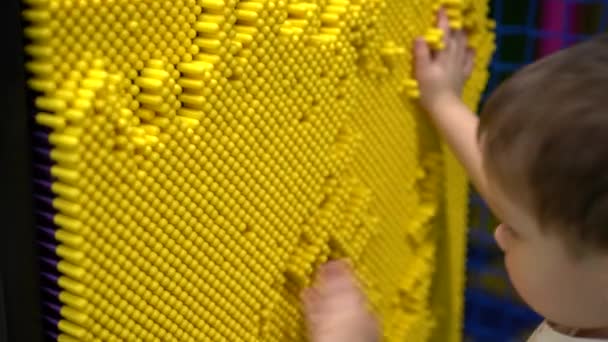 Niño Toca Sus Manos Con Palos Plástico Amarillo Juguete Pinart — Vídeo de stock