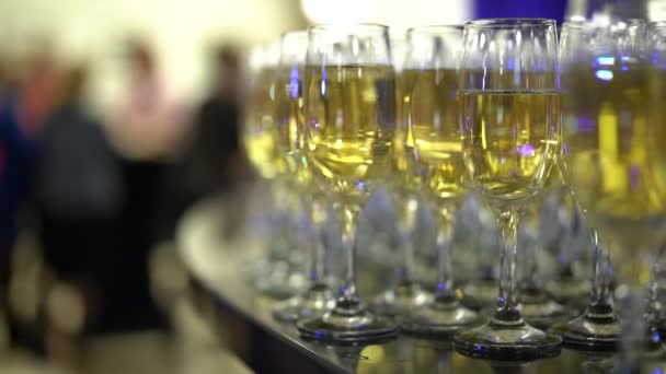 Tafel Ligt Een Groot Aantal Glazen Champagne Close Kunstlicht Bokeh — Stockvideo