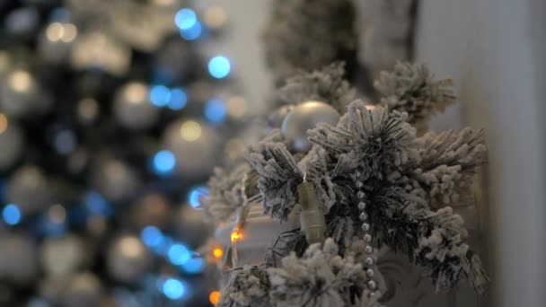 Χριστουγεννιάτικα Διακοσμητικά Στοιχεία Έλατο Κλαδιά Καλύπτονται Χιόνι Ασημένιες Μπάλες Και — Αρχείο Βίντεο