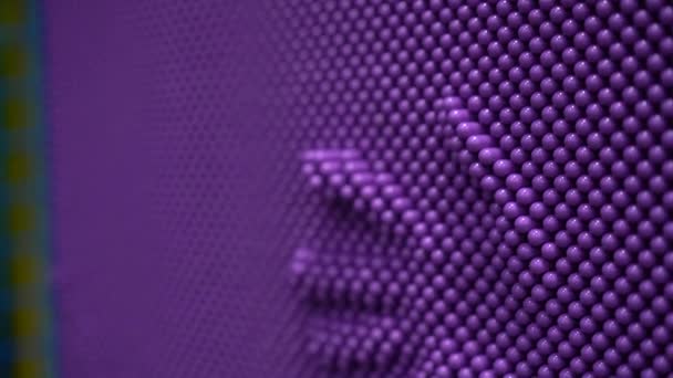Pinart Sobre Fondo Púrpura Aparece Una Imagen Convexa Una Mano — Vídeos de Stock