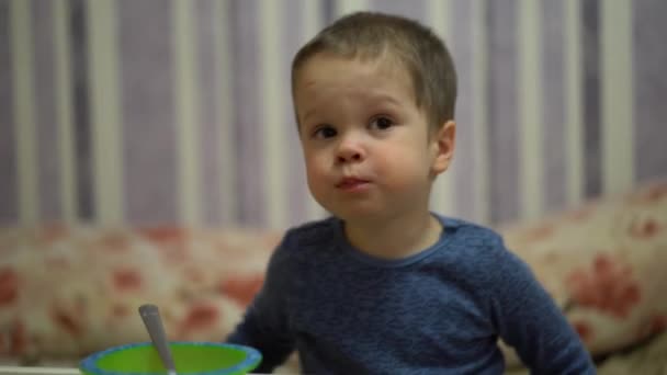 Uma Criança Pequena Menino Senta Uma Mesa Come Ele Coloca — Vídeo de Stock
