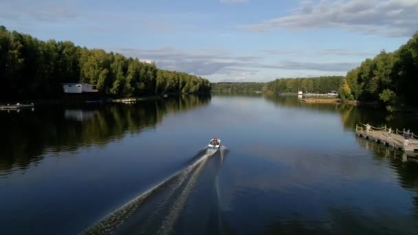 Dva Rybáři Plaví Modré Lodi Řece Léto Slunečný Den Letecká — Stock video