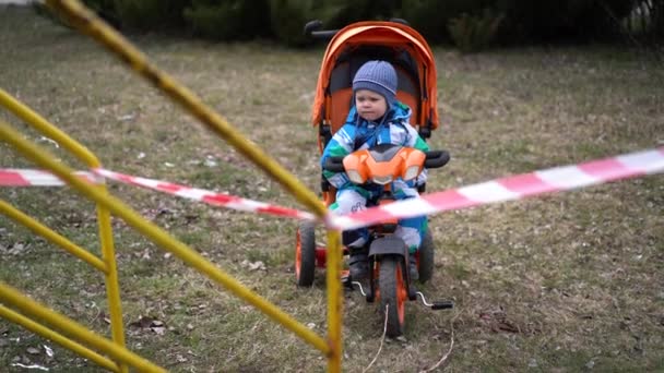 Niño Sienta Una Bicicleta Mira Patio Recreo Que Está Atado — Vídeo de stock