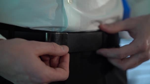 Uomo Che Toglie Cintura Nera Dei Pantaloni — Video Stock