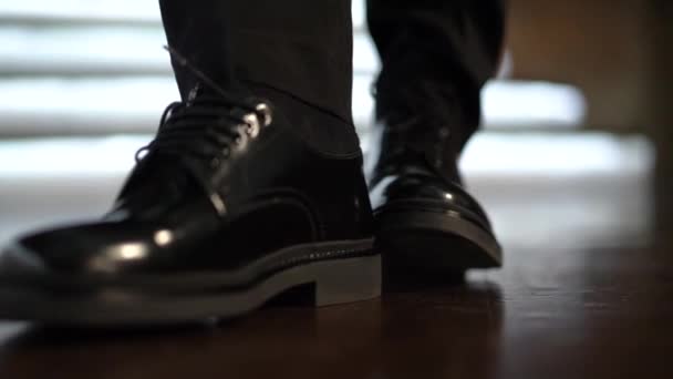 Ένα Ζευγάρι Πόδια Που Φοράνε Μαύρα Παπούτσια — Αρχείο Βίντεο