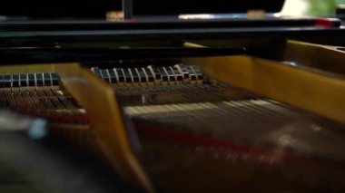 Enstrüman çalarken piyanonun klavye mekaniği, yakın plan