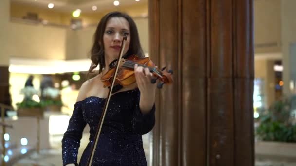 Une Femme Aux Cheveux Bruns Dans Une Robe Soirée Bleue — Video