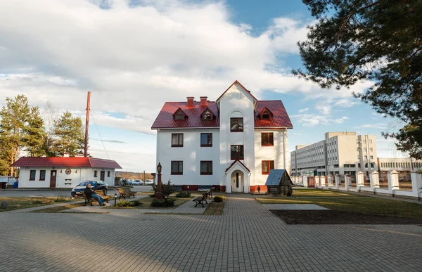 Ve dvoře katolické církve Svaté Srdce Ježíšovo — Stock fotografie