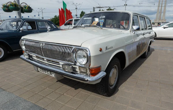 White GAZ M24 Volga — Stock Photo, Image